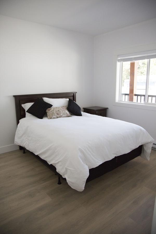 Pacific Point Market And Suites Powell River Exteriör bild